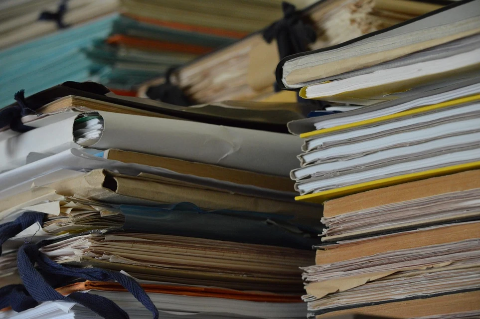 仏壇の引越し見積書を項目ごとに比較する様子