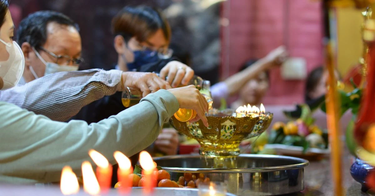 仏壇の前に並べた仏飯器・茶湯器・高月などのお供え用品