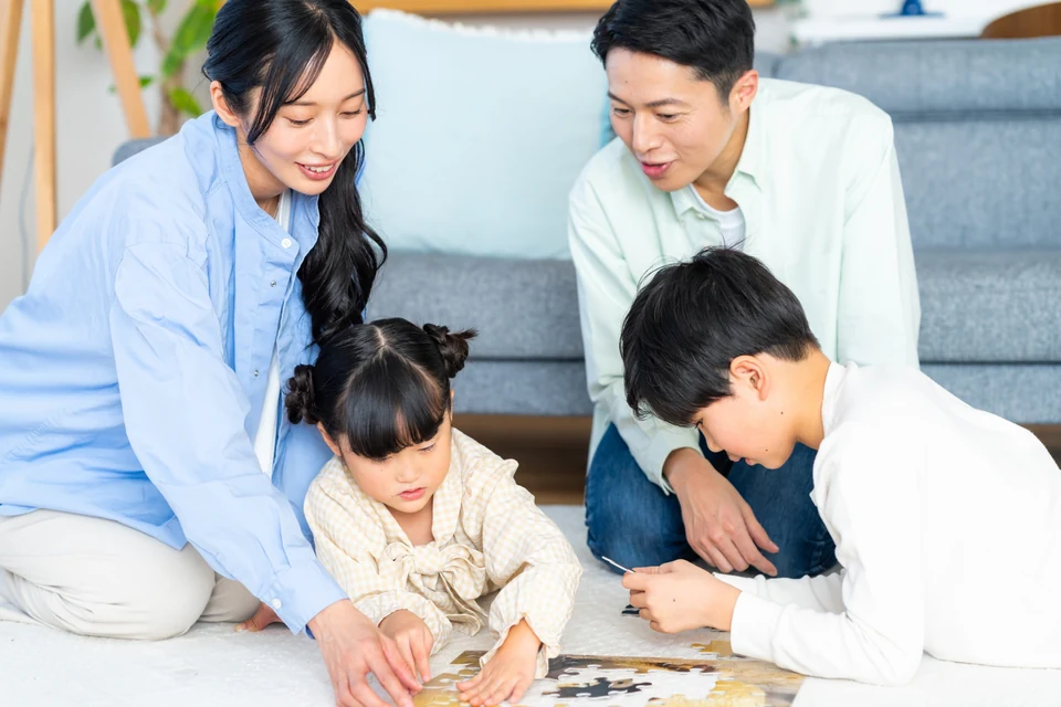 マンションの家具上で神棚とお神札の寸法を測る様子