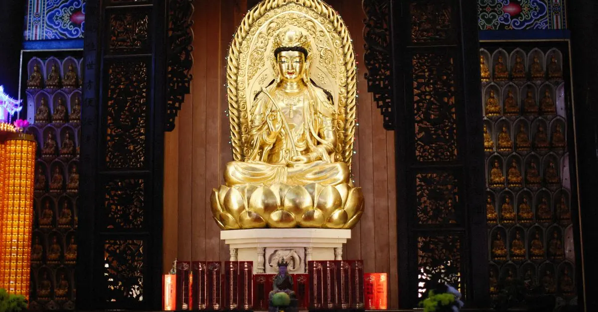 仏壇と神棚を分けて祀る考え方を表す家庭の祈りの空間