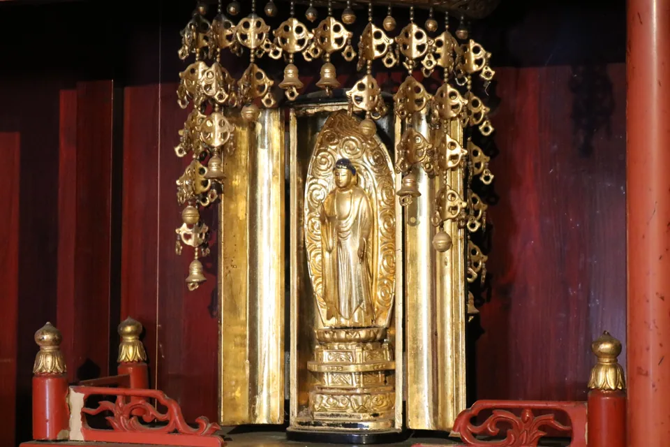 仏壇の高さ・幅・奥行をメジャーで測っている様子