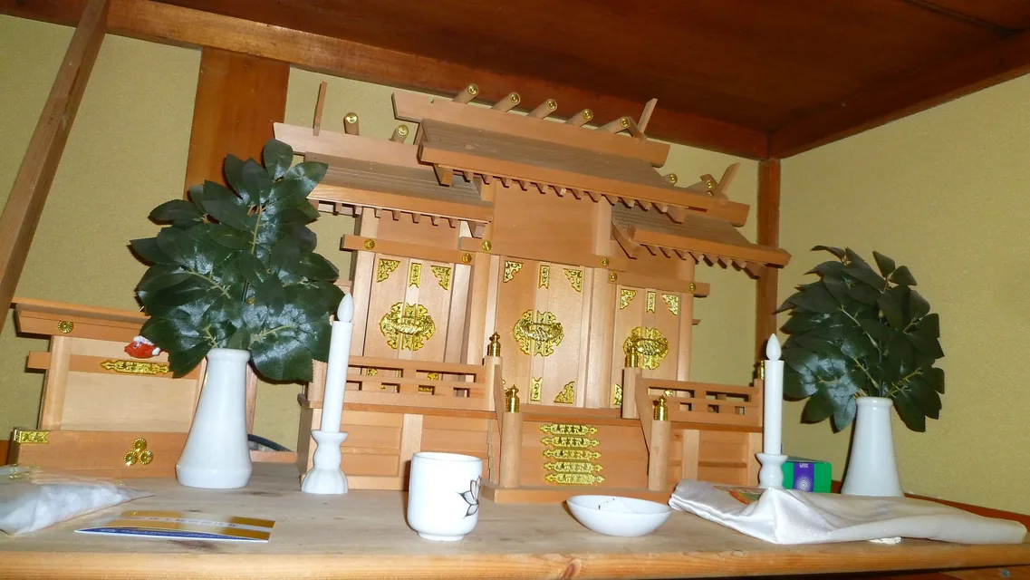 神棚の前に白陶器の水器・平瓮・瓶子・榊立てを整えた神具セット