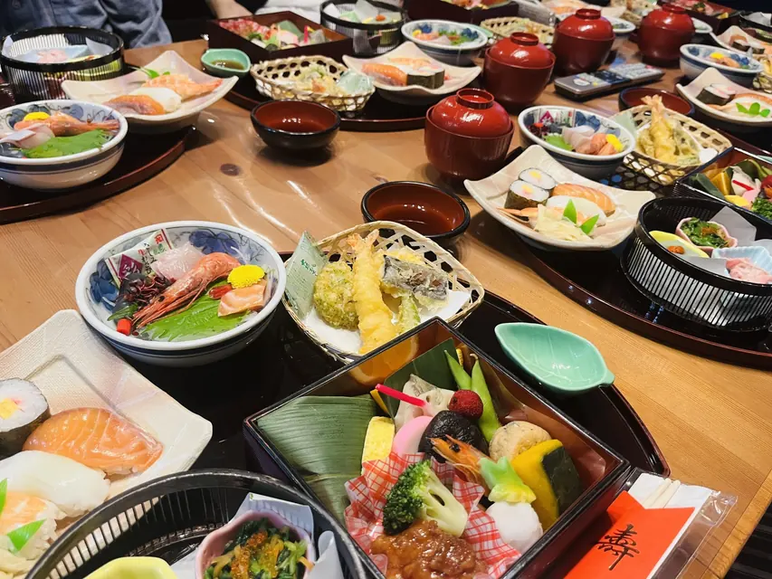 長寿祝いの日程を相談する家族と贈り物