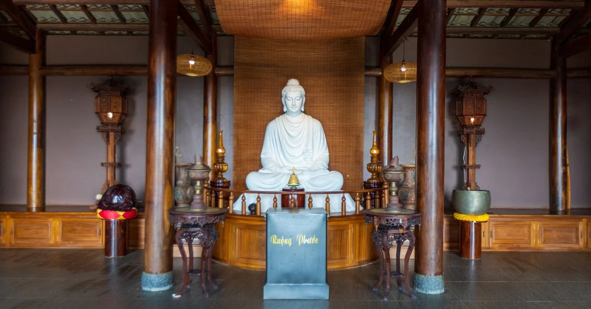 唐木の木目と金箔の輝きを並べて比較する伝統型仏壇