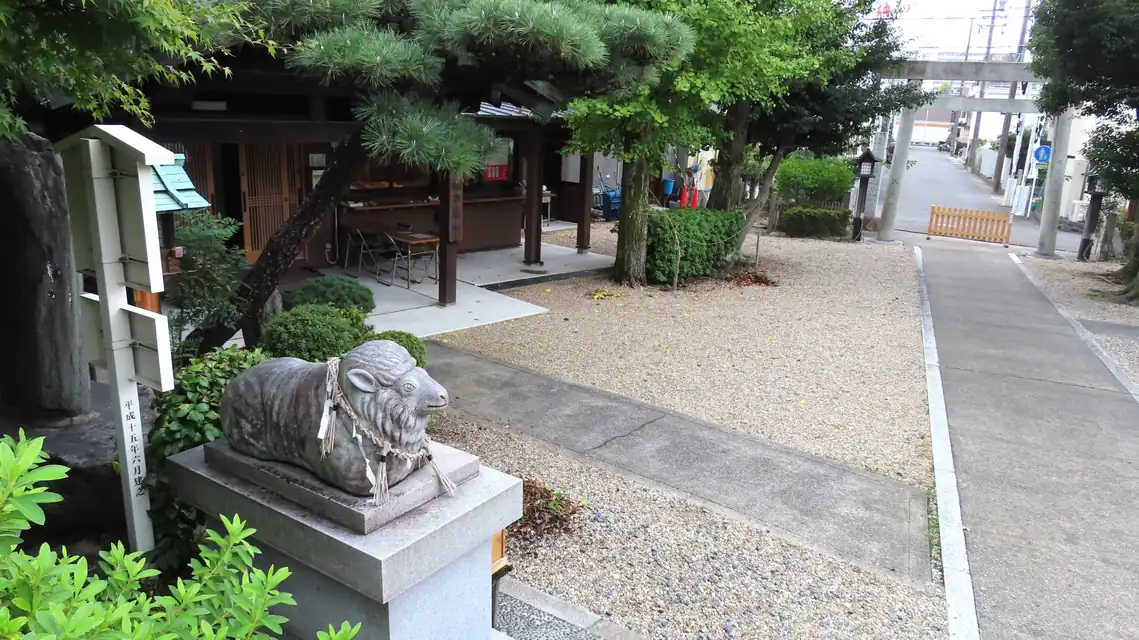 神社の社務所で御札の祀り方を確認するために案内を見る様子