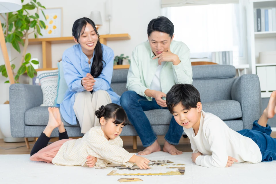 明るく清潔なリビングの高い棚にお札立てで御札を祀る様子