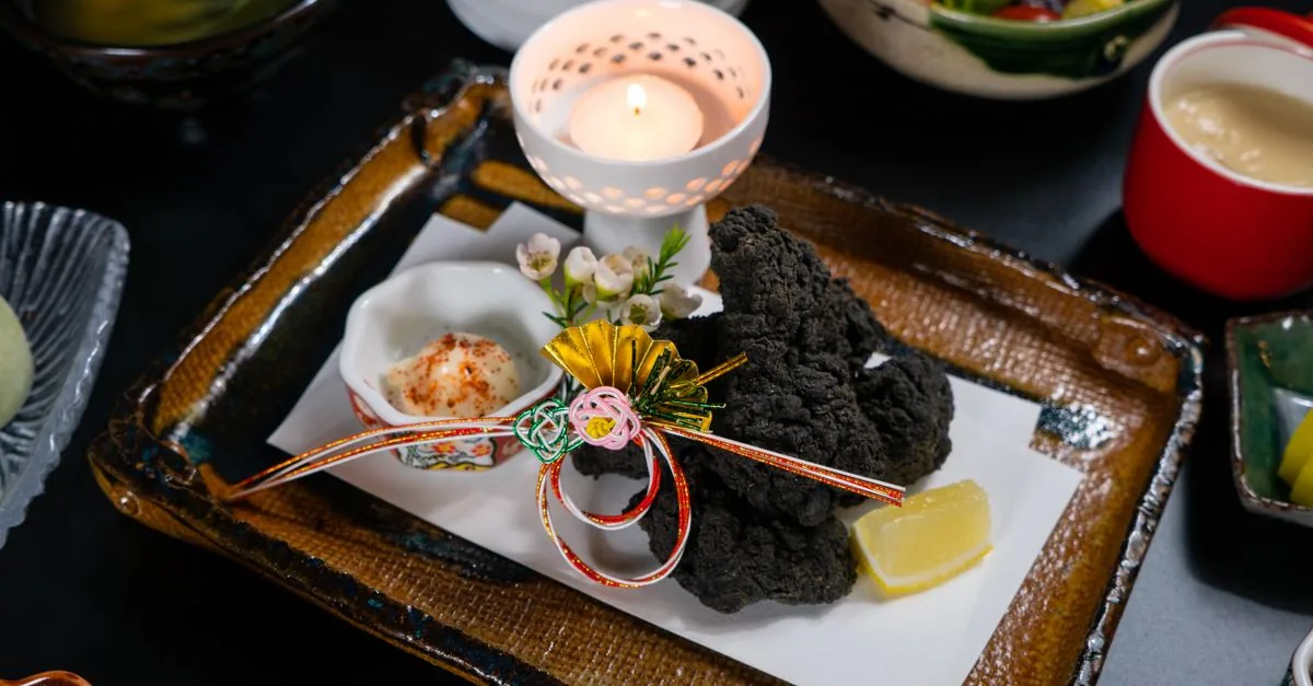長寿祝いの花束と食品・飲み物ギフトを食卓で比較する様子