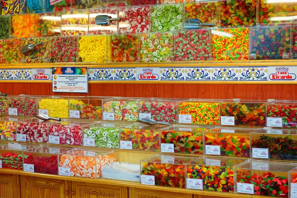 長寿祝い用の和菓子と焼き菓子を少量ずつ詰め合わせた贈答箱