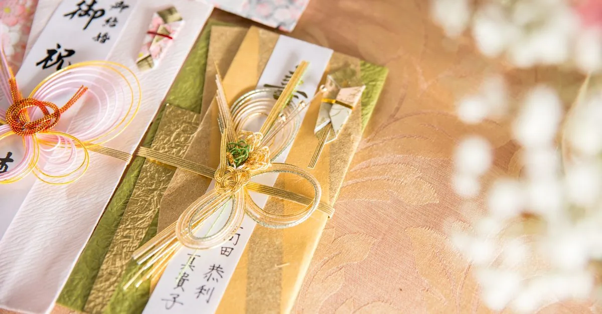 還暦・古希の祝い当日に家族がギフトを手渡す場面