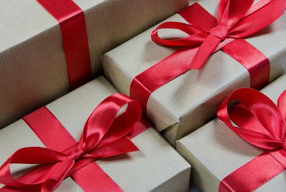 長寿祝いの共同ギフトと個別ギフトを家族で比べる場面