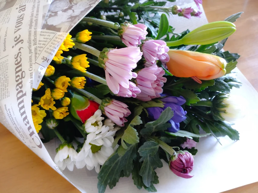 白い菊と淡い紫の花を組み合わせたお彼岸の供花