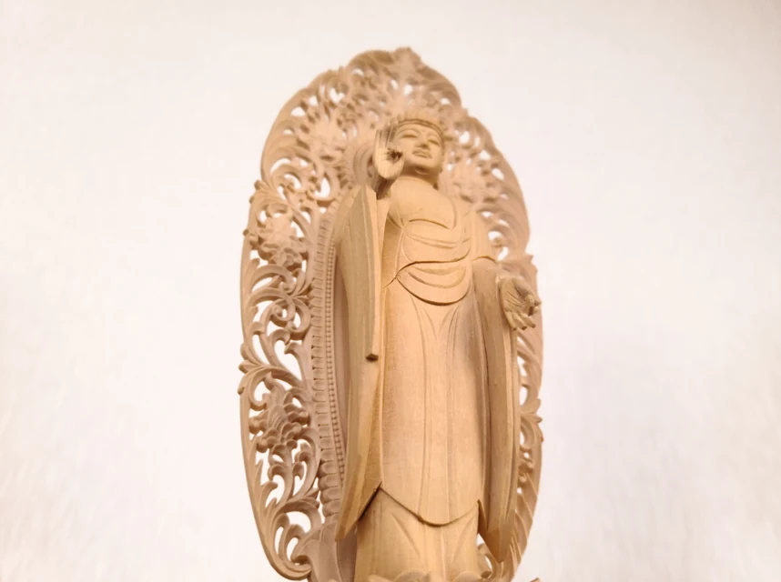 仏壇の中央に本尊を祀り位牌と過去帳を整えた家庭の仏壇