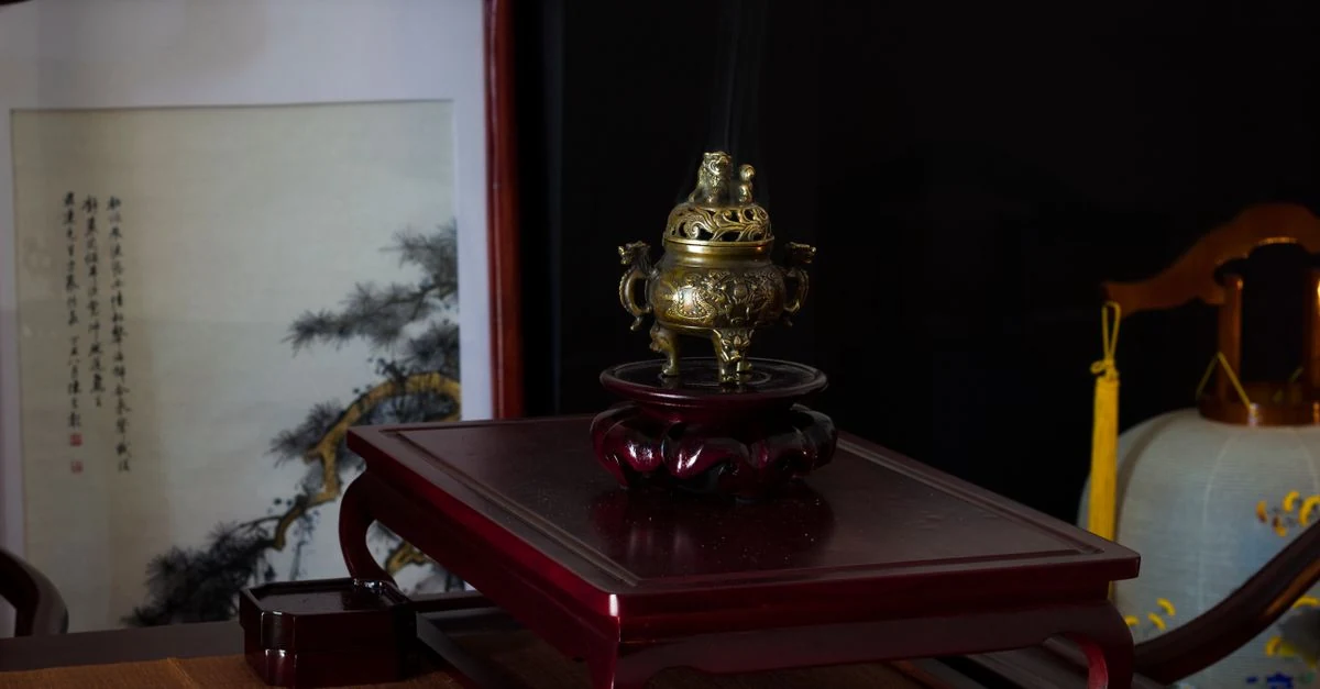 窓を開けて線香の煙を換気している仏壇のある部屋