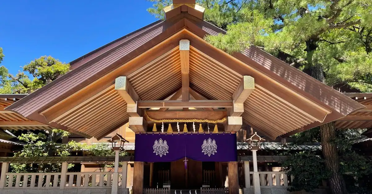 神棚の中央に神宮大麻、左右に氏神神社と崇敬神社のお神札を納めた様子