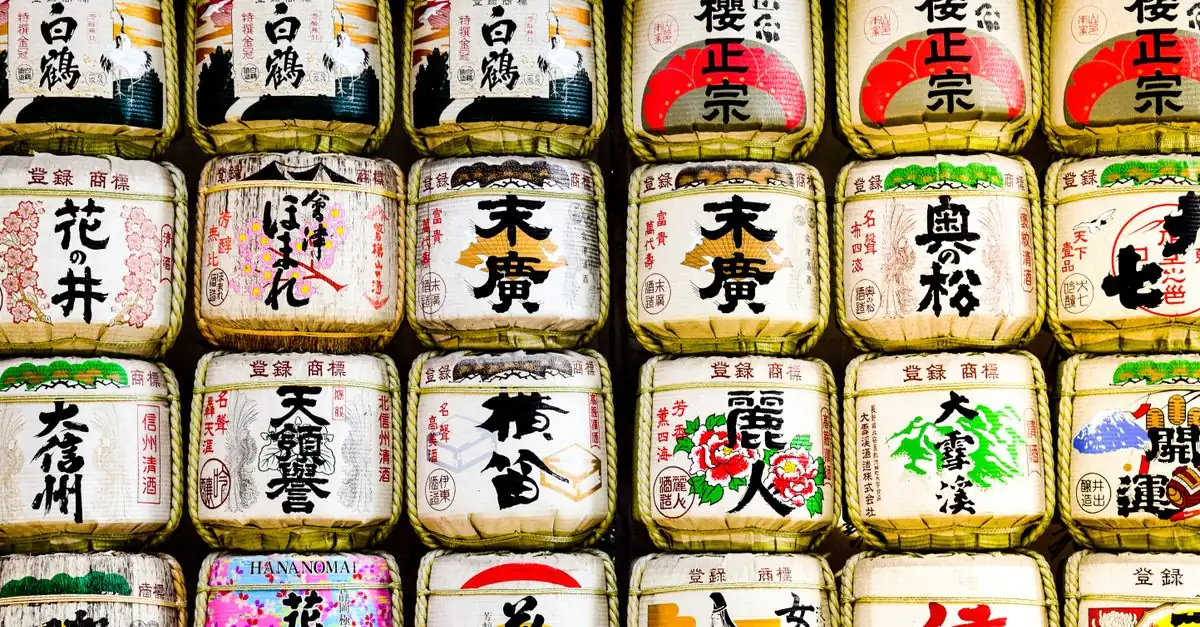 三社造りの神棚に神宮大麻と氏神神社・崇敬神社のお神札を納めた様子