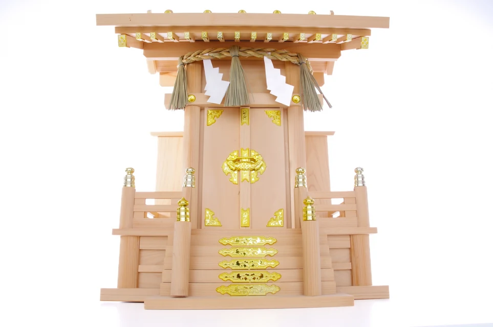 神棚の前に米・水・塩と酒を白い神具で整えた様子