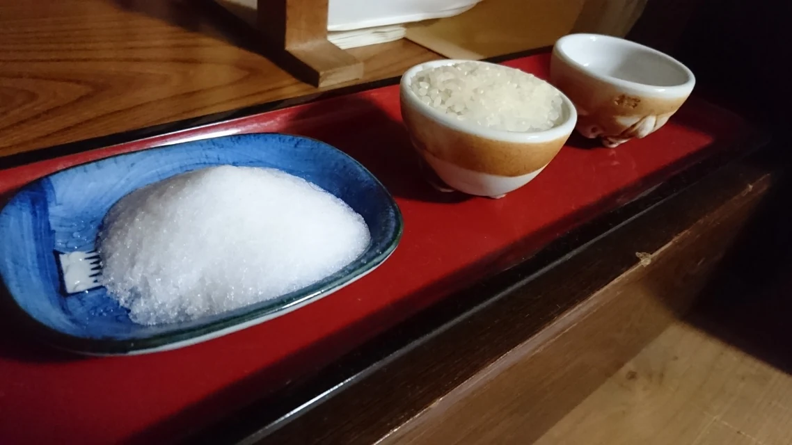 神棚の前に米・塩・水と榊を清潔に整えた様子