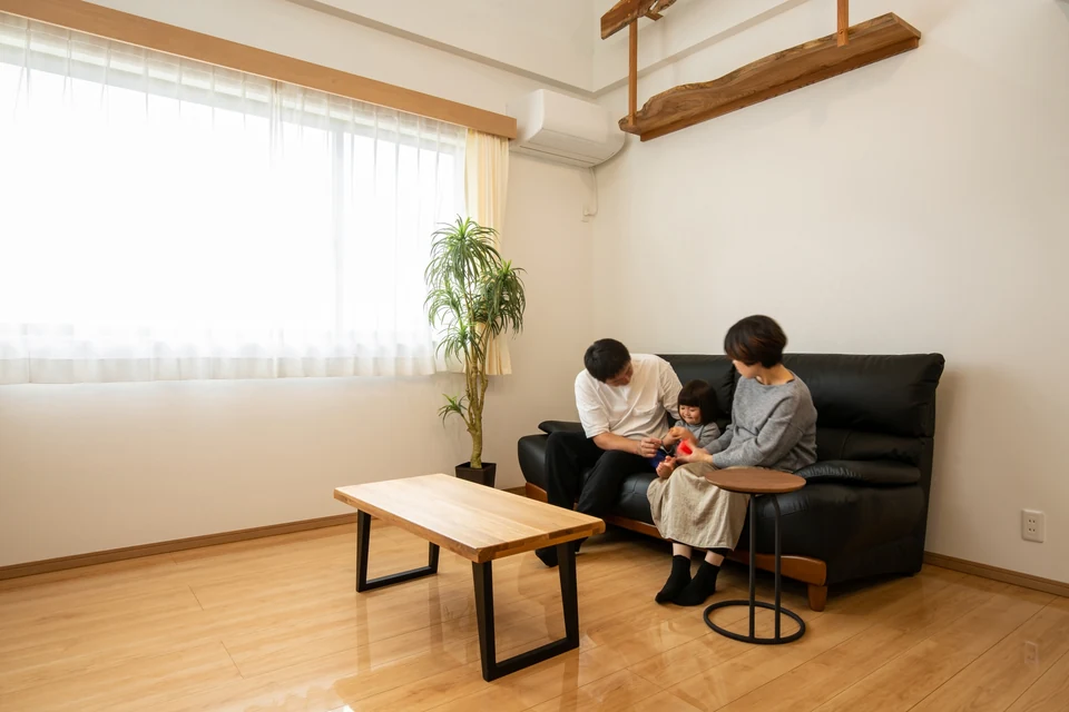 明るく清潔なリビングの高い位置に神棚を設置した住まい