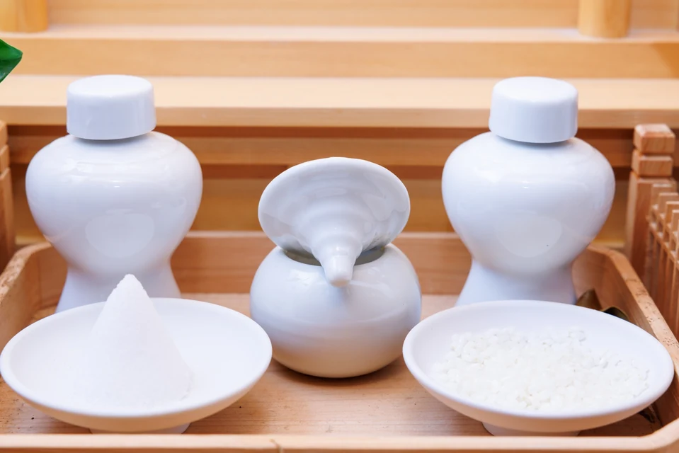 石膏ボード壁に神棚板を水平に取り付ける作業