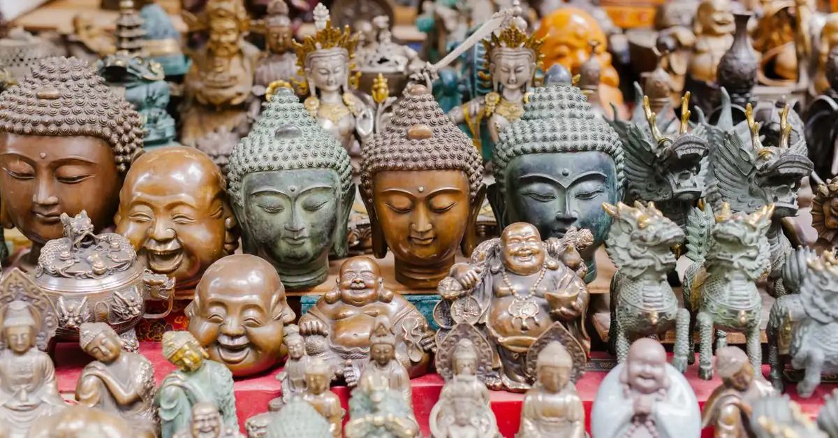 木目と彫刻を生かした唐木仏壇を和室で確認する様子