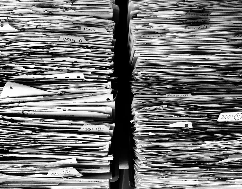 故人宅で祭祀品・写真・重要書類を別々の箱へ仕分ける家族