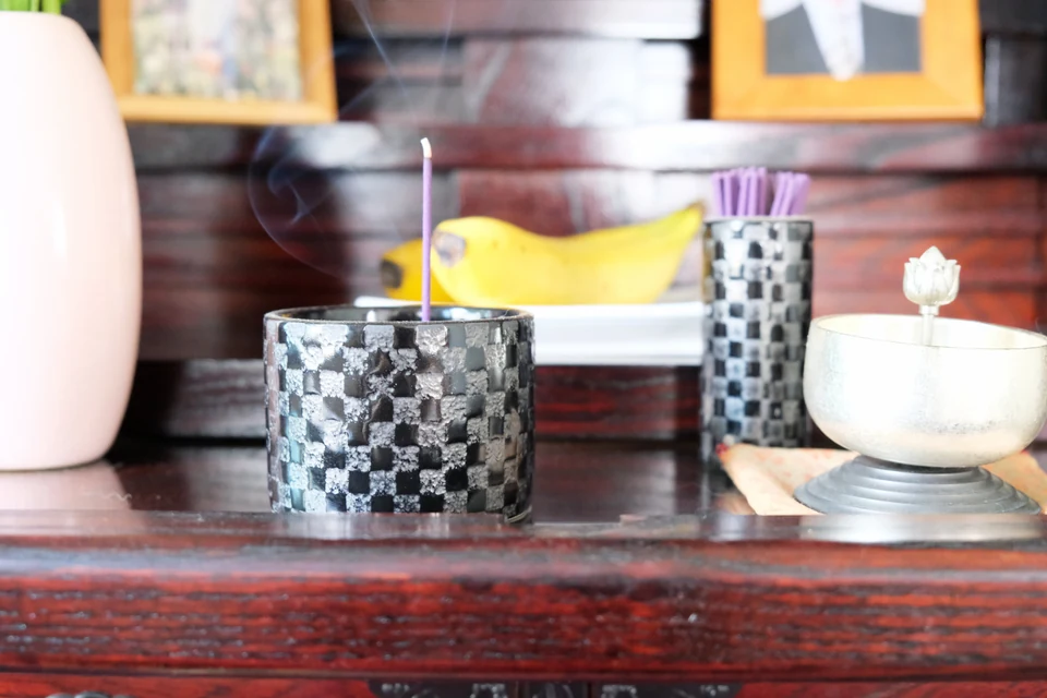 リビングに置かれた扉付きとオープン型のモダンなミニ仏壇