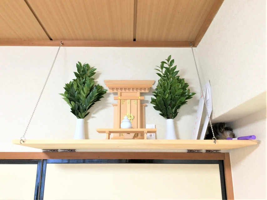 神棚に供えた生榊と人工榊を見比べる場面