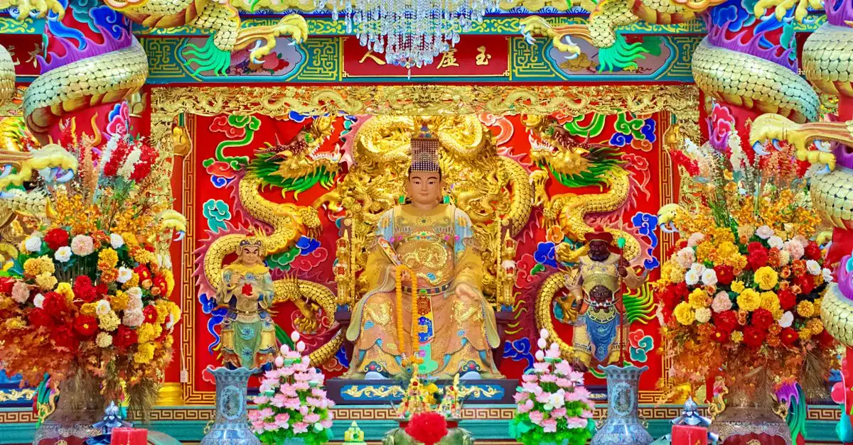 家庭の仏壇で本尊・脇侍・三具足の配置を確認する様子