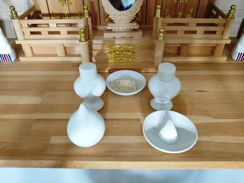 年末に神棚のお神札を交換する準備を整える家庭