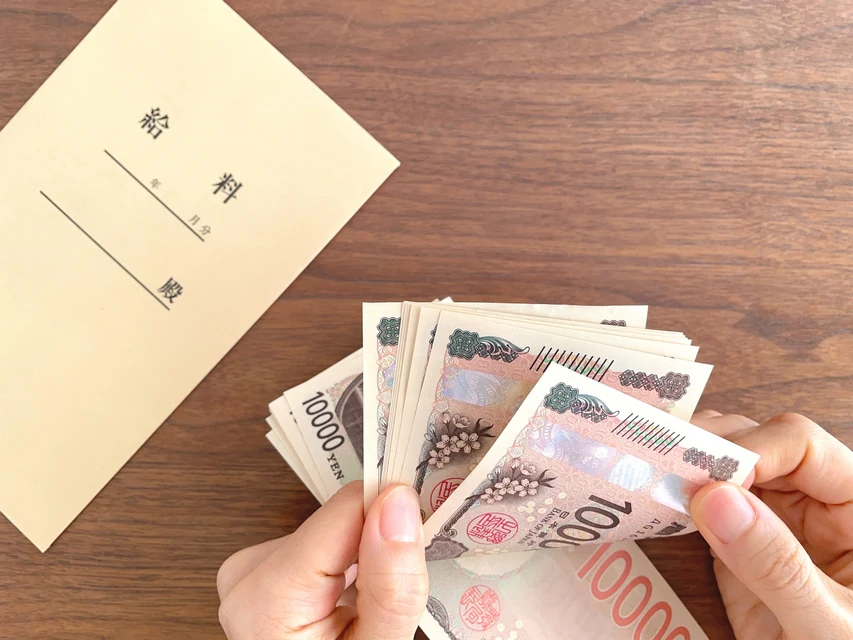明るく清潔な室内で安定した棚に置かれた木製の神棚
