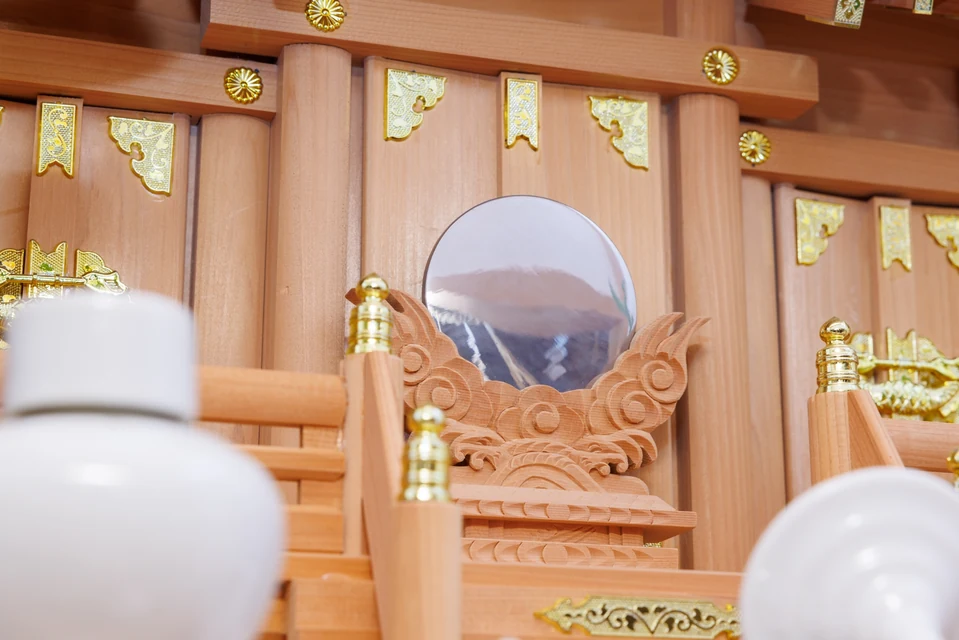 住まいの中で神棚を別の壁へ丁寧に移す準備