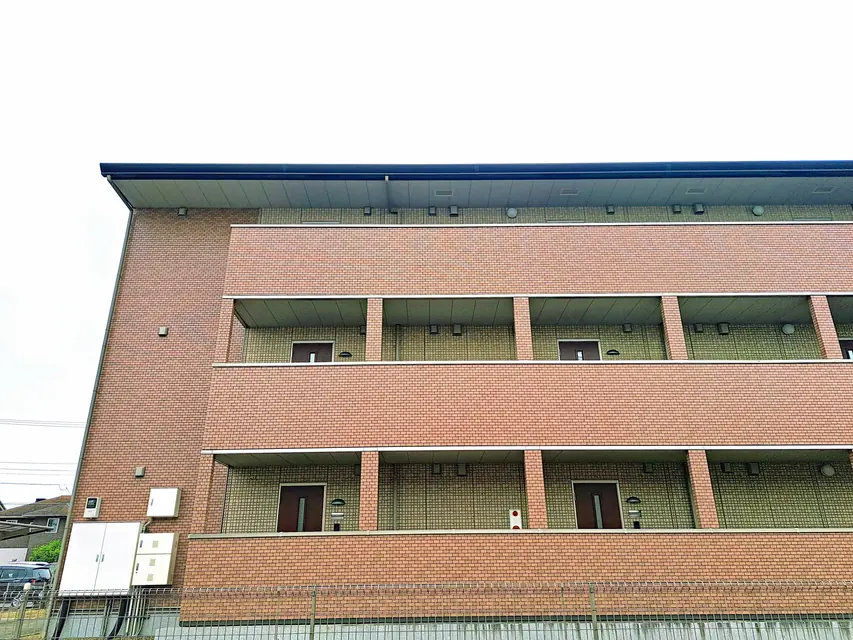 賃貸住宅の壁を傷つけず高い家具の上に整えた小型神棚