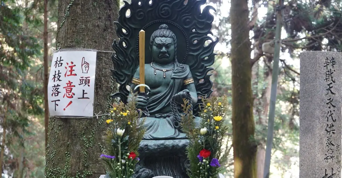 神棚の前に榊立て・瓶子・水器・皿を並べた白陶器の神具7点セット