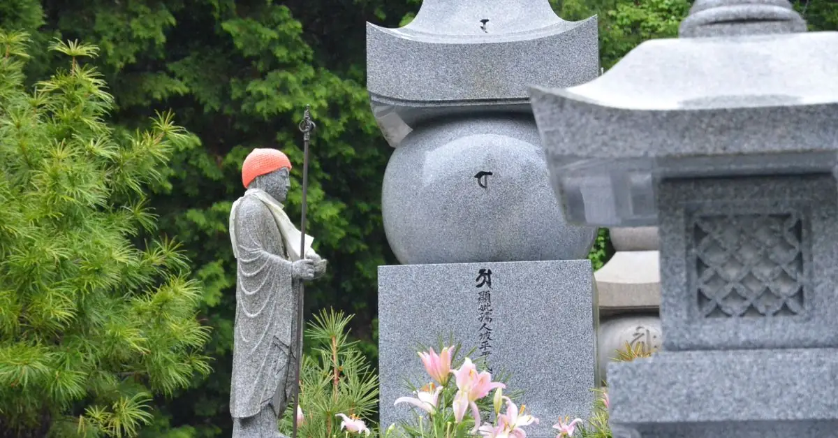仏壇の前でお彼岸と年忌法要の線香・ろうそく・供物台・茶器を整理している様子