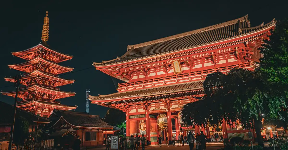 東京の家庭で7月盆に向けて盆棚と提灯を準備する様子