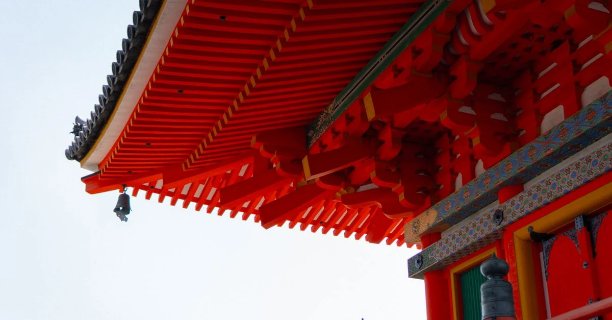 還暦祝いの赤い記念品と普段使いの赤いタンブラーを並べた比較